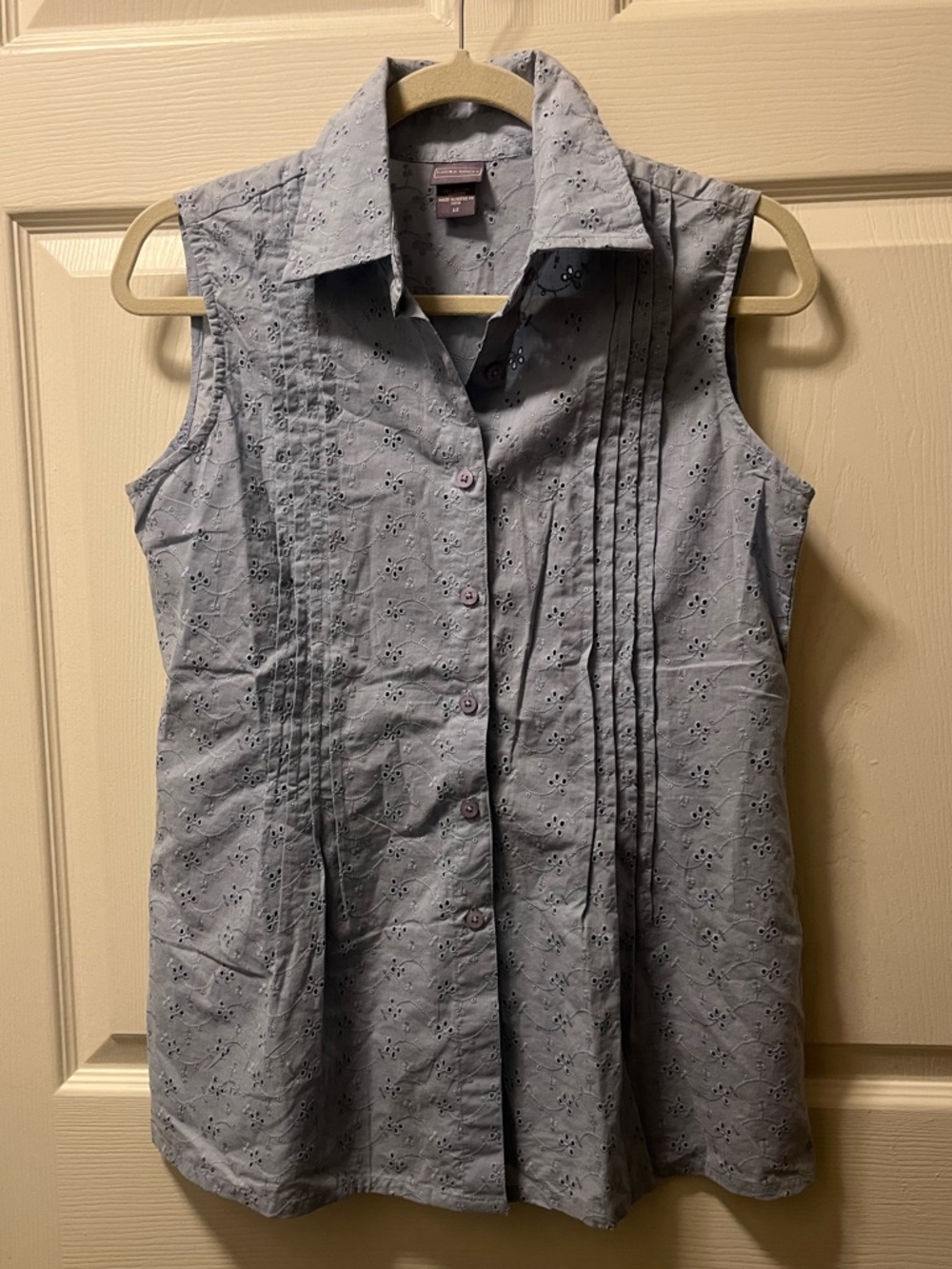 Laura‎ Scott Sleeveless Eyelet Button-Up Shirt in Light Blue.100% Cotton. Sz Sm